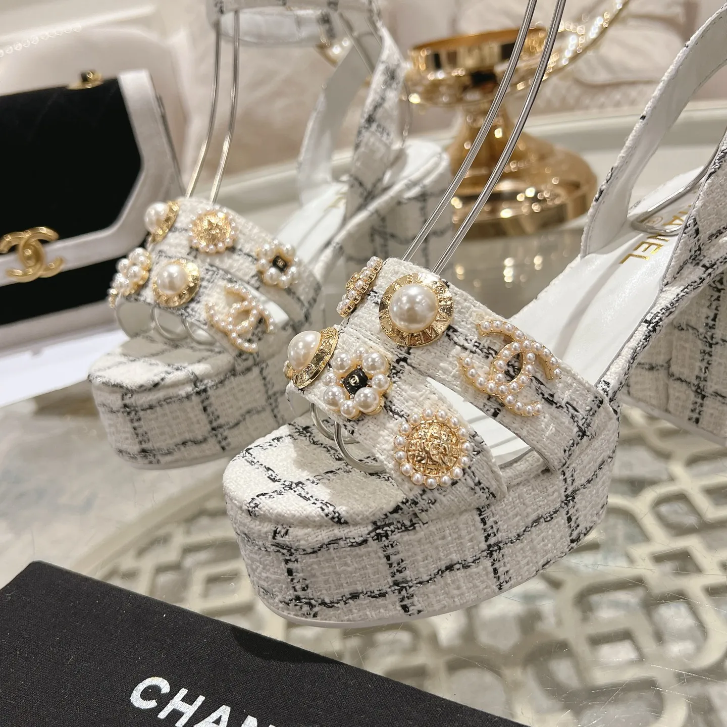 👟👟Ex-factory price 580👟👟 𝐂𝐇𝐀𝐍𝐄𝐋 | Xiaoxiang 25𝐬𝐬Spring and summer new products Counter classic catwalk models New series of high-heeled and waterproof platform sandals〰 A must-have in the fashion circle, the combination will interpret the meticulous, minimalist and classic elements that will never fade away It shows a unique dressing style that is too beautiful to say. A must-have for summer... Upper: Highly customized original specific fabrics. Lining: imported sheepskin lining. Outsole: original molded non-slip outsole. Heel height: 12cm. Waterproof platform: 2.5cm. Size: 35-39 (40.41.42 customization is not returnable)